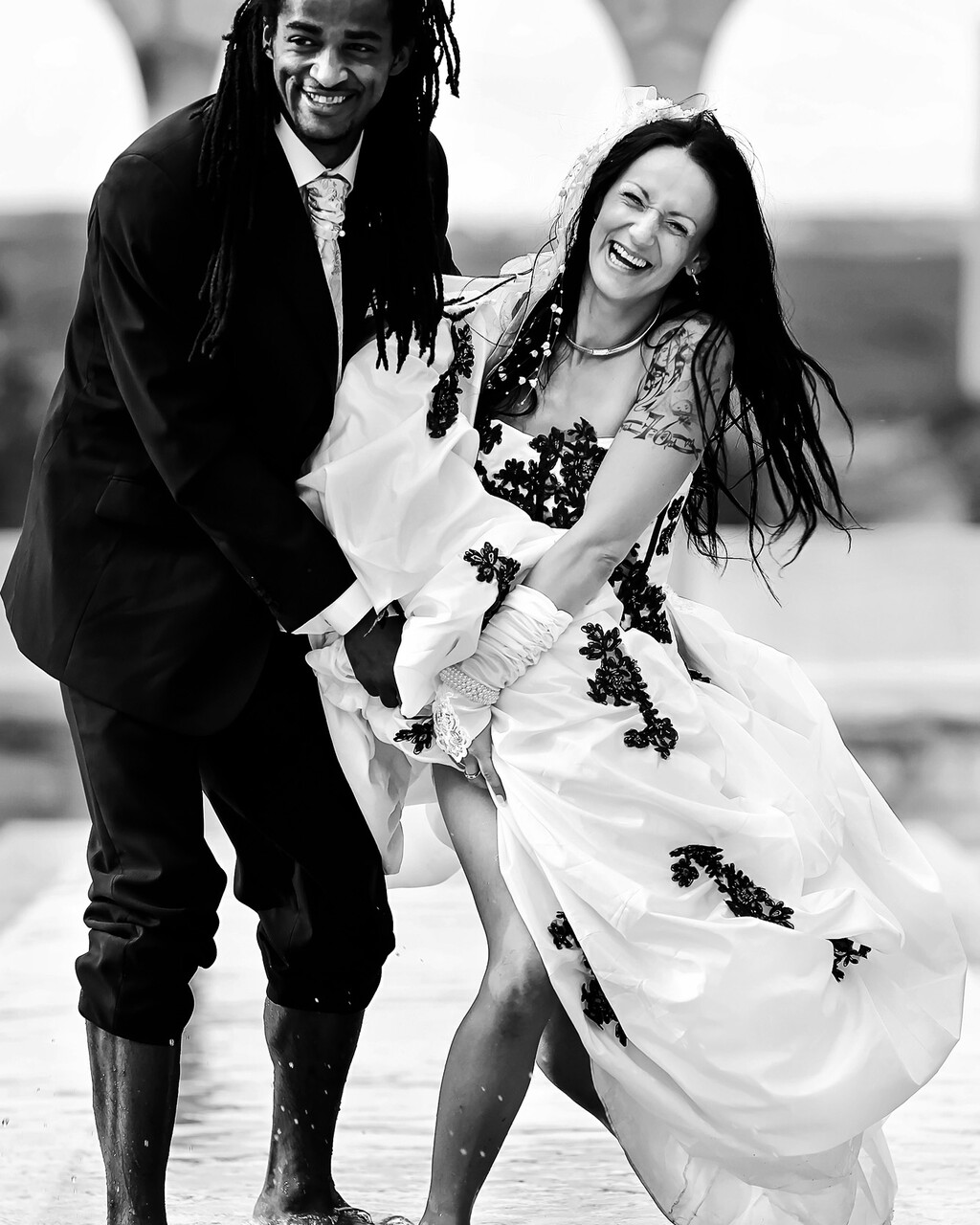 Portrait de mariée en noir et blanc avec bouquet réalisé à Montauban