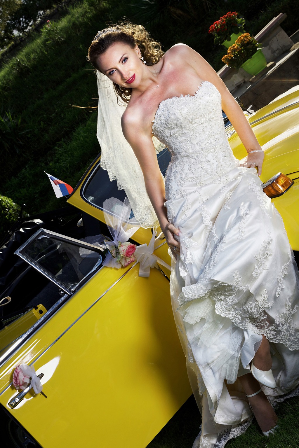 Portrait de mariée avec voiture de collection réalisé dans le Tarn-et-Garonne