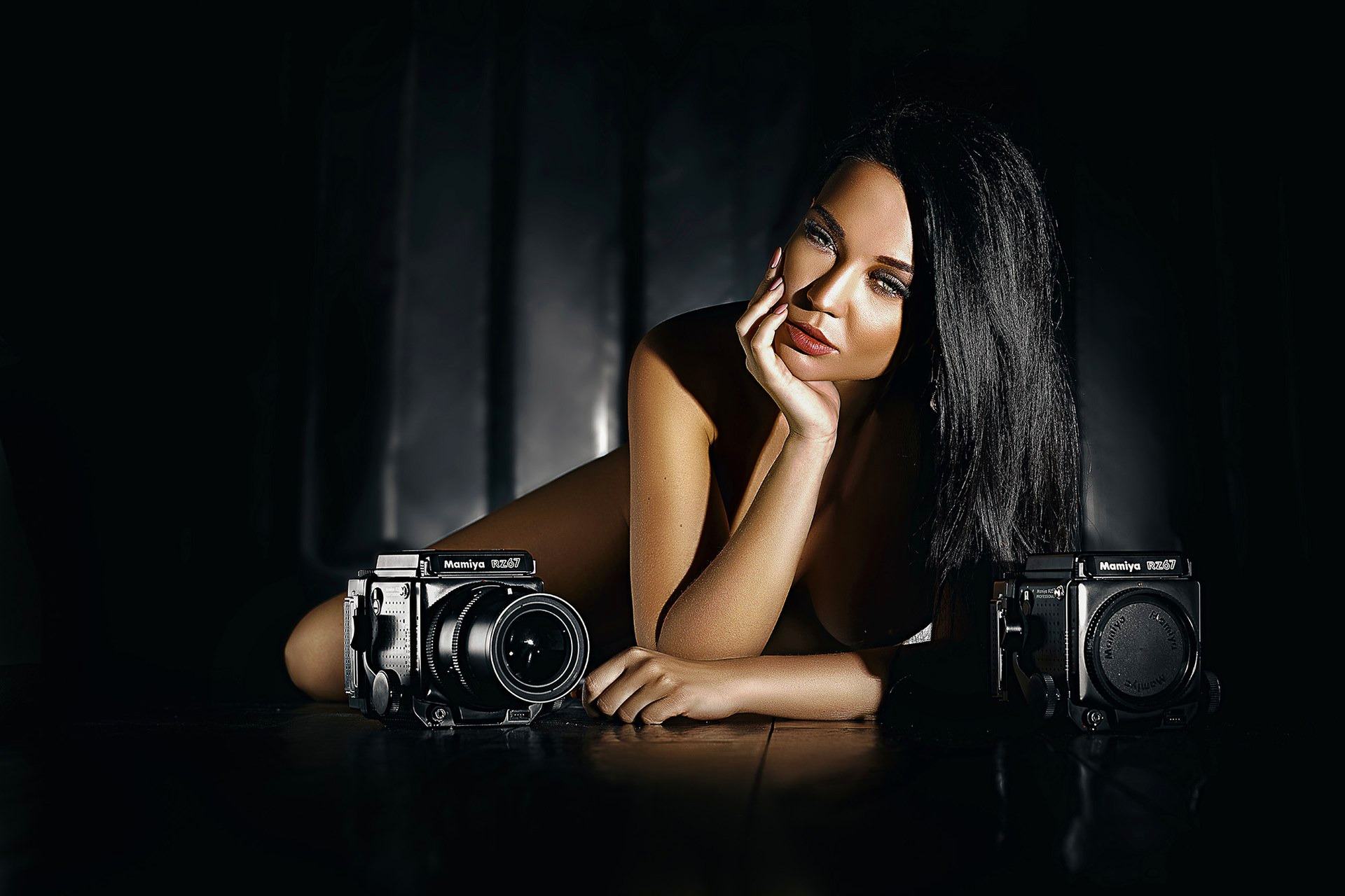 Portrait éditorial en clair-obscur avec deux Mamiya RZ67 pour un client de Montauban
