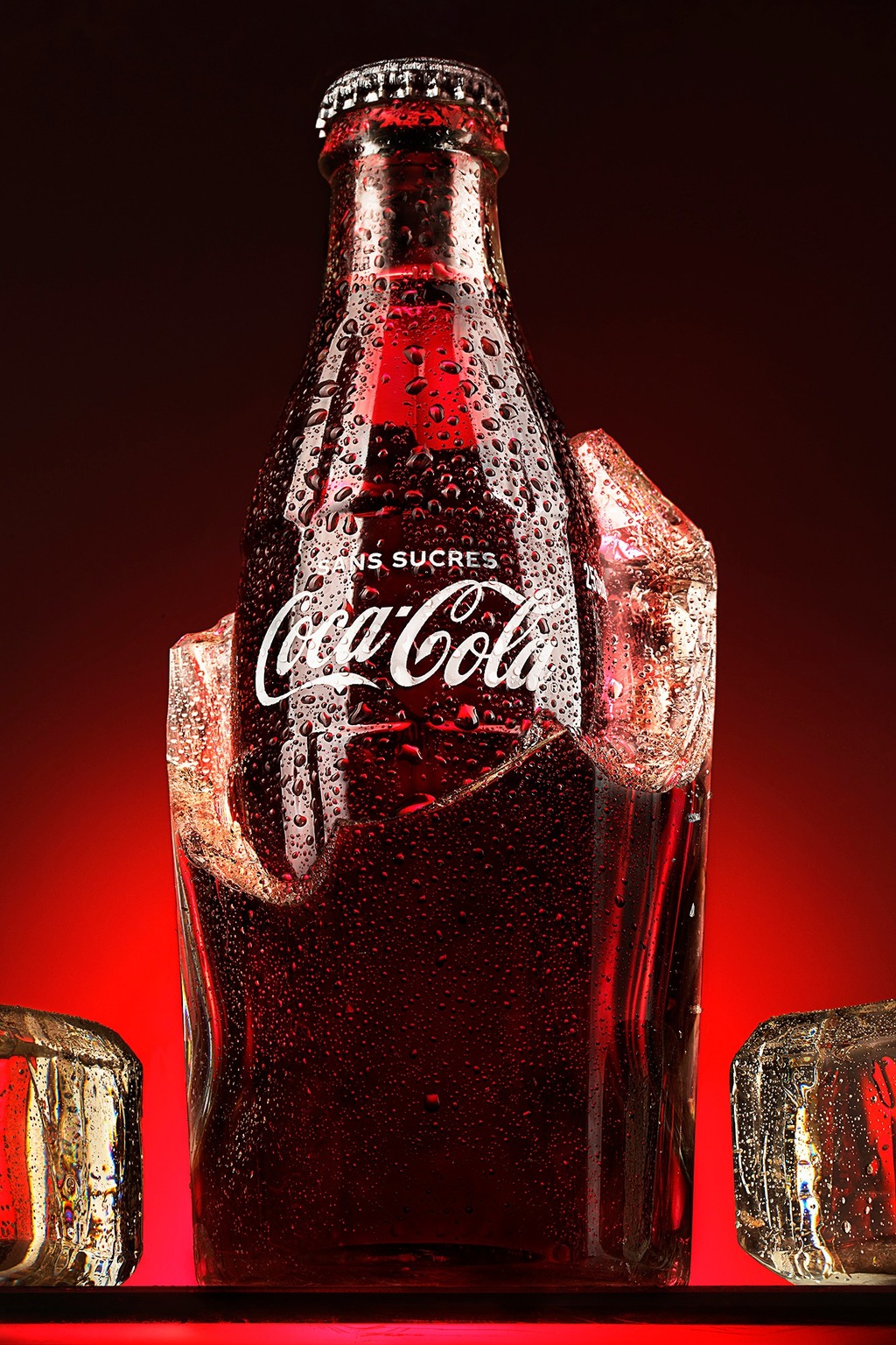 Packshot publicitaire de bouteille de soda sur glace, photographie produit en studio mobile à Montauban